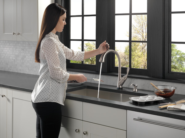 Single Handle Pull Down Kitchen Faucet With Touch2o Technology