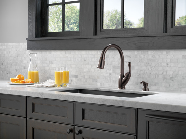 Single Handle Pull Down Kitchen Faucet 19939z Rbsd Dst Delta Faucet
